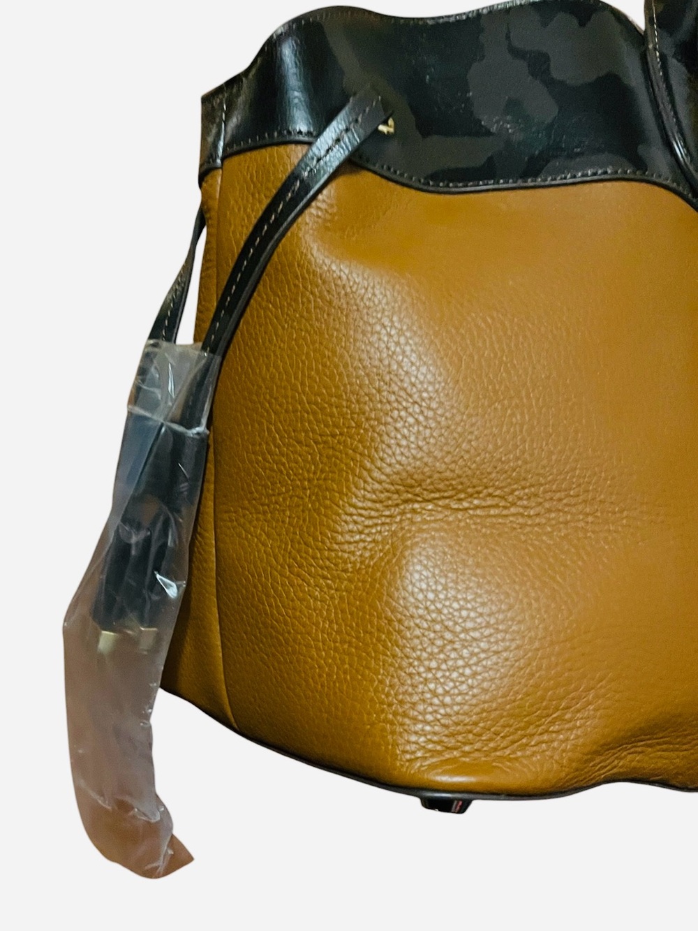 G.I.L.I  Got It Love It Two-Tone Leather Travel  ToteBag Tan & Black Camouflage - Picture 2 of 5
